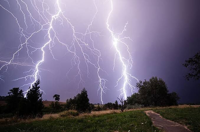 बिजली गिरने से मजदूर की मौत, खेत जाते समय हुआ दर्दनाक हादसा; गांव में छाया मातम