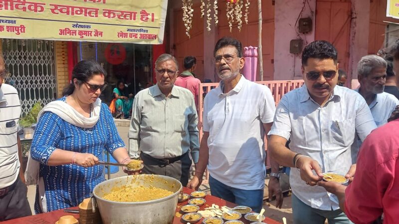 गर्मी में खिचड़ी और शीतल जल से बंधी सेवा की डोर