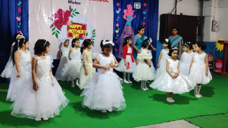 मातृत्व दिवस पर विद्यालय में बच्चों ने प्रस्तुत किये कार्यक्रम
