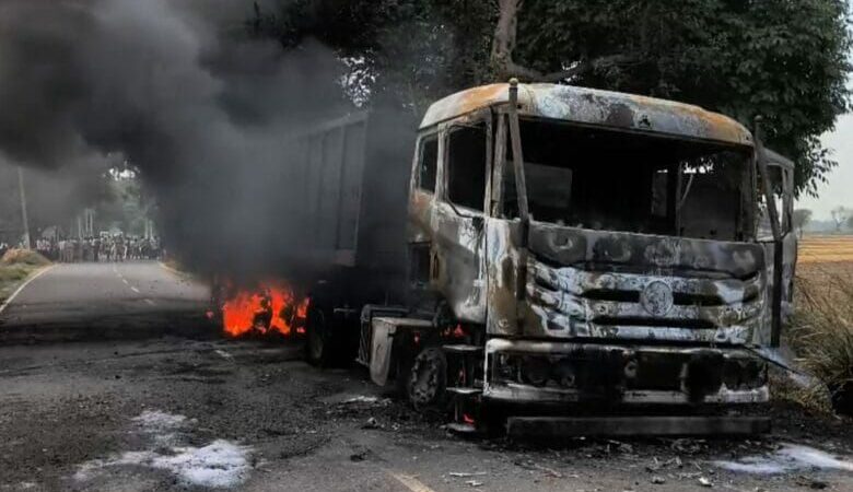 ट्रक की टक्कर से युवक की मौत, गुस्साए ग्रामीणों ने ट्रक को किया आग के हवाले