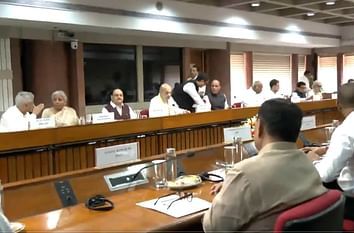 “ऑपरेशन सिंदूर अभी जारी, 100 से ज्यादा आतंकी ढेर: सर्वदलीय बैठक में रक्षा मंत्री ने दी जानकारी”