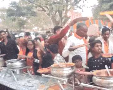 वाराणसी के सामूहिक विवाह में भोजन कांड: 100 से अधिक जोड़े भूखे लौटे, बारातियों ने मचाया हंगामा