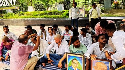 काशी विद्यापीठ में मेरिट आधारित दाखिले के विरोध में छात्रों का अनोखा प्रदर्शन, सिर मुंडवाकर जताया विरोध