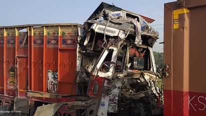 वाराणसी-गाजीपुर हाईवे पर दो ट्रकों की भिड़ंत, चालक गंभीर रूप से घायल