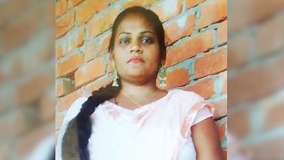 दर्दनाक हादसा, तेज रफ्तार ट्रक की टक्कर से युवती की मौत, भतीजे घायल