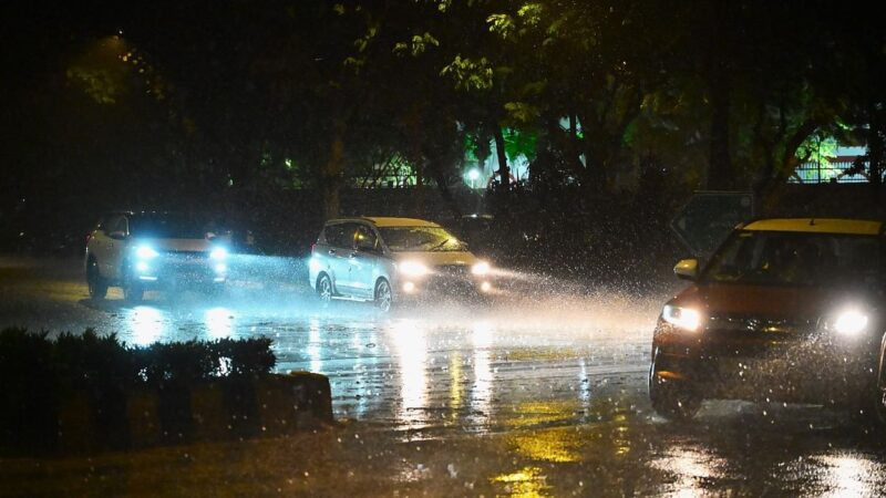 दिल्ली-एनसीआर में मौसम ने ली करवट: आंधी-बारिश और ओलों से गर्मी से मिली राहत, कई इलाकों में गिरा पारा