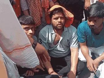 वाराणसी में अतिक्रमण हटाने गई टीम और पार्षद में भिड़ंत: लाठियों से पीटे जाने का आरोप