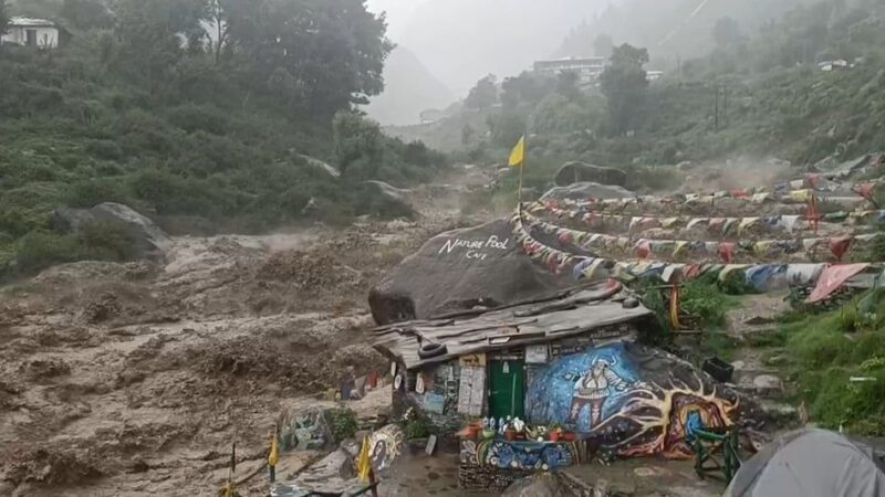 हिमाचल में बादल फटने से कहर: कुल्लू और धर्मशाला में तबाही, 2000 से ज्यादा पर्यटक फंसे, कई लापता