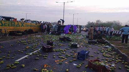 आगरा: शाहदरा फ्लाईओवर पर मैक्स गाड़ी पलटी, चार की मौके पर मौत, क्लीनर गंभीर