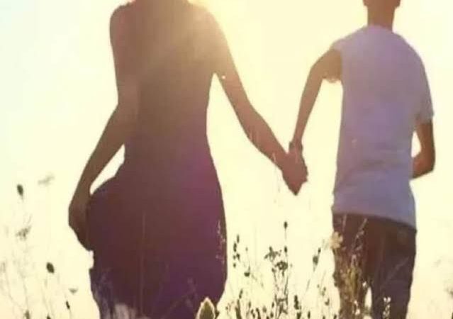 पति और बच्चों को छोड़ 10 साल छोटे प्रेमी के साथ रहने पर अड़ी महिला, पुलिस भी नहीं मना पाई