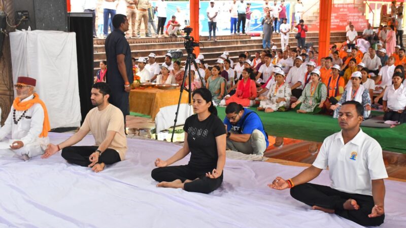 काशी में गूंजा योग का संगम: अस्सी घाट से नभ तक, अंतरराष्ट्रीय योग दिवस पर उमड़ा जनसैलाब