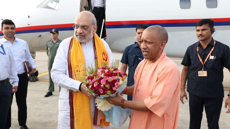 काशी में केंद्रीय गृह मंत्री अमित शाह का हर हर महादेव के उद्घोष और पुष्पवर्षा से हुआ भव्य स्वागत