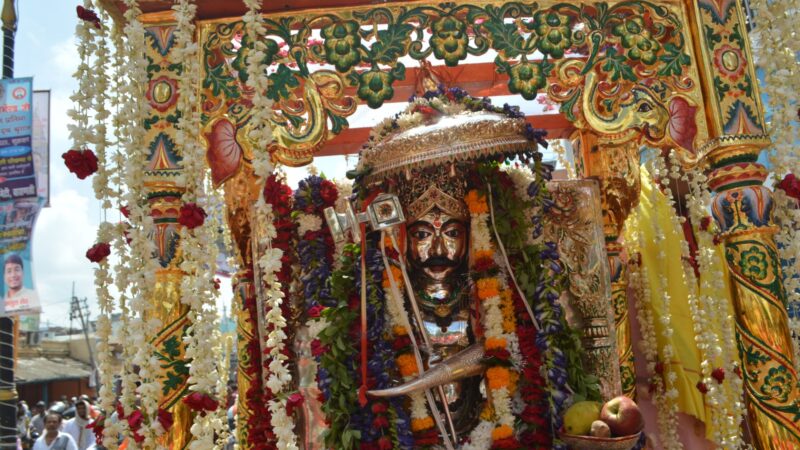 स्वर्णिम रथ पर निकली बाबा कालभैरव जी के स्वर्ण रजत पंचबदन प्रतिमा की शोभायात्रा