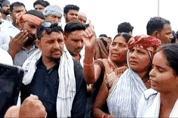 अपहरण के बाद युवक की हत्या, परिजनों का प्रदर्शन, शिवपुर पुलिस पर लापरवाही का आरोप