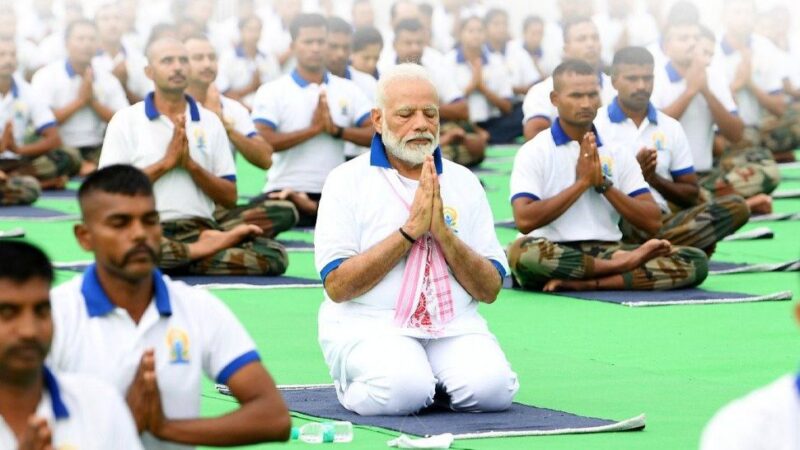विश्व योग दिवस 2025: पीएम मोदी ने विशाखापत्तनम में तीन लाख लोगों संग किया योग, बना गिनीज रिकॉर्ड