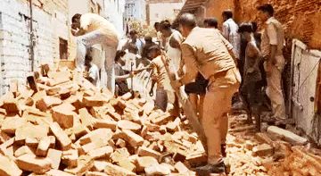 बड़ा हादसा टला: रानी फाटक पर 100 साल पुरानी बिल्डिंग का हिस्सा गिरा, 5 मिनट पहले बाहर निकले थे लोग; एक गाय की मौत