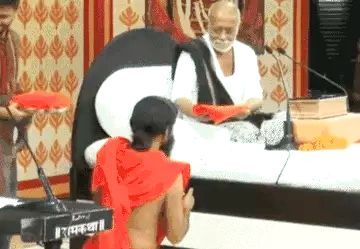 काशी में मोरारी बापू की कथा में पहुंचे बाबा रामदेव, कहा – ‘यह सनातन है, तनातन नहीं’