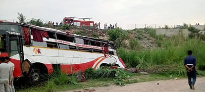 आगरा-लखनऊ एक्सप्रेसवे पर बड़ा हादसा: खाई में गिरी डबल डेकर बस, दो की मौत, 52 घायल