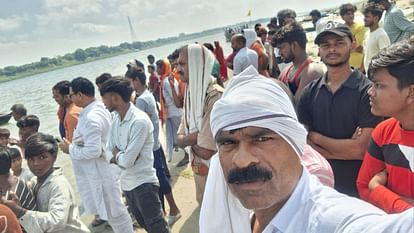 चुनार में गंगा नदी में नाव पलटी: पार्टी मनाने जा रहे छह छात्रों में से एक लापता, पांच सुरक्षित