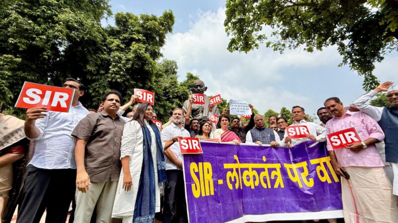 वोटर सूची पुनरीक्षण पर इंडिया गठबंधन का संसद में विरोध, राहुल-प्रियंका ने प्रतीकात्मक तौर पर सूची फाड़ी