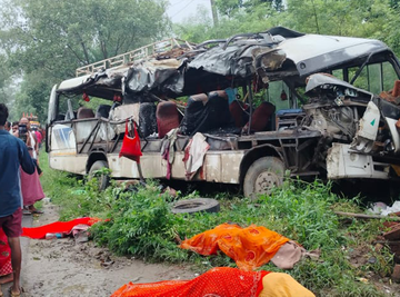 देवघर में भीषण सड़क हादसा: कांवड़ियों से भरी बस ट्रक से टकराई, 6 की मौत, कई घायल