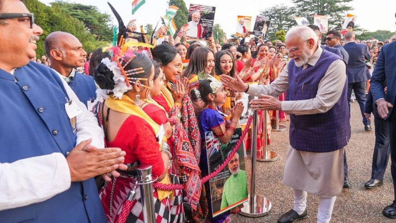 ब्रिटेन पहुंचे पीएम मोदी: मुक्त व्यापार समझौते और सांस्कृतिक उत्सव से ऐतिहासिक बनेगा दौरा