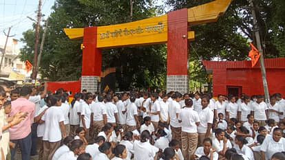 गोरखपुर: पुलिस ट्रेनिंग सेंटर की बदहाल व्यवस्था पर महिला अभ्यर्थियों का हंगामा, सड़क जाम कर जताया विरोध