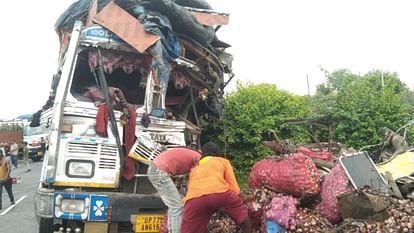 भदोही में दो ट्रकों की भीषण टक्कर, चालक और खलासी की मौत, हाईवे पर लगा जाम