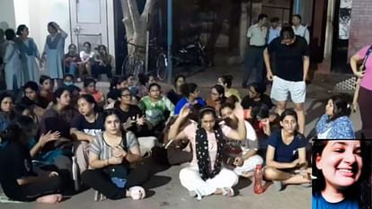 बीएचयू छात्रा की मौत पर आधी रात फूटा गुस्सा, छात्राओं ने इमरजेंसी विभाग में किया प्रदर्शन