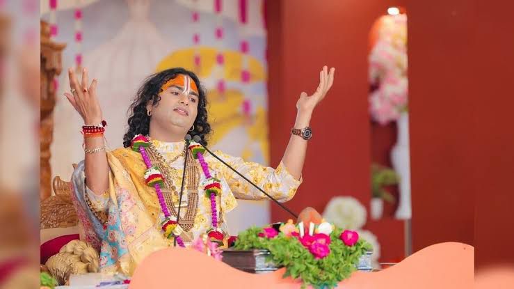 भागवताचार्य अनिरुद्धाचार्य की टिप्पणी पर भड़के अधिवक्ता, महिला समाज के अपमान का आरोप