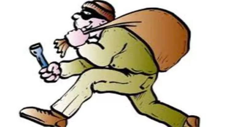 वाराणसी के बड़ी पियरी में दिनदहाड़े चोरी, सीसीटीवी में कैद हुआ संदिग्ध चोर