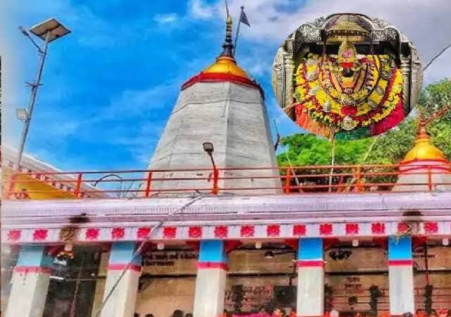 विंध्यवासिनी धाम में गर्भगृह के भीतर मारपीट: बड़े श्रृंगारिया और पुत्र से पंडा ने की हाथापाई, डकैती व धमकी का केस दर्ज