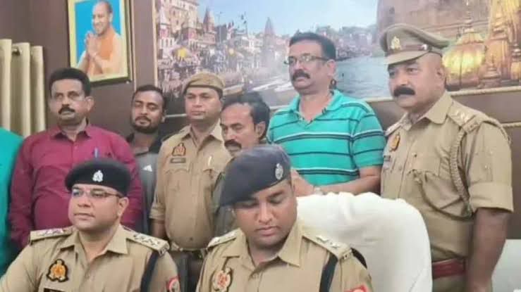 वाराणसी कैंट स्टेशन पर असलहा तस्कर गिरफ्तार, एके-47 के कारतूस और हथियार बनाने के उपकरण बरामद