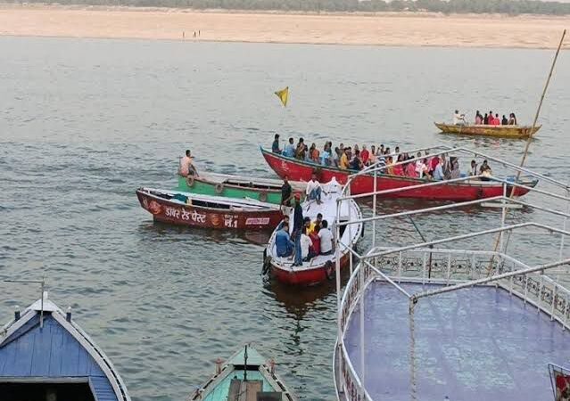 गंगा आरती अब सिर्फ घाट से: जलस्तर बढ़ने पर नाव और बजड़े से दर्शन पर रोक