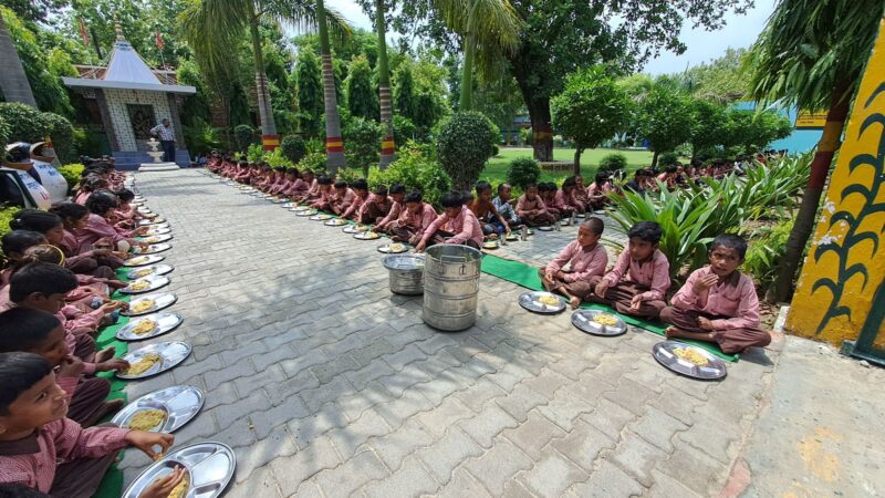 केंद्रीयकृत रसोई से 4 घंटे में विद्यार्थियों की थाली तक पहुंच रहा मिड डे मील,  आराजी लाइन ब्लॉक के 203 स्कूल तक भी पहुंची सुविधा