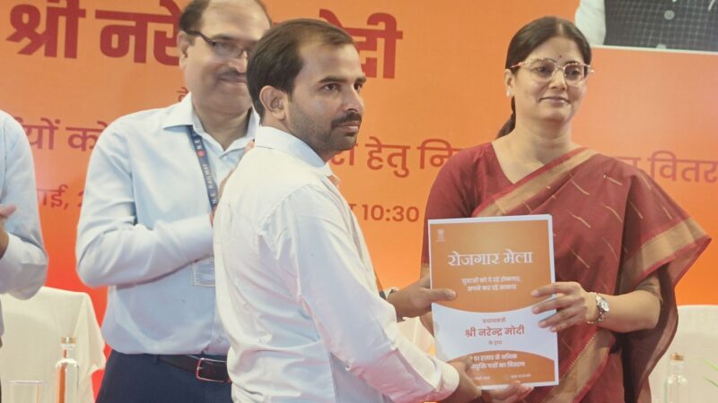 बनारस रेल इंजन कारखाना में आयोजित रोजगार मेला: केंद्रीय राज्य मंत्री अनुप्रिया पटेल ने बांटे नियुक्ति पत्र