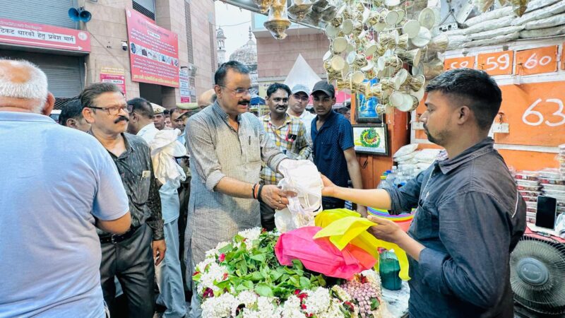 गोदौलिया से मैदागिन तक प्लास्टिक फ्री जोन हुआ घोषित, महापौर ने बांटे कपड़े के झोले