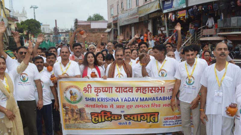 सावन के पहले सोमवार पर उमड़ा बाबा विश्वनाथ धाम में श्रद्धा का सैलाब, यादव बंधुओं ने निभाई दशकों पुरानी परंपरा