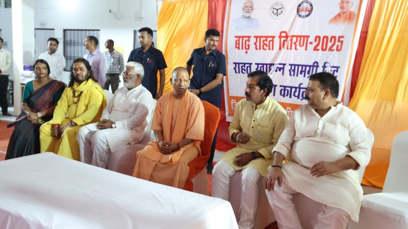 काशी पहुंचे सीएम योगी, बाढ़ प्रभावित इलाकों का किया हवाई निरीक्षण, राहत कार्यों की समीक्षा