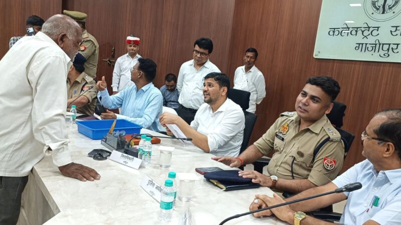 समाधान दिवस पर आम जनमानस की शिकायतों का डीएम ने मौके पर किया निस्तारण