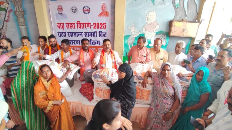 मंत्री रविंद्र जायसवाल ने बाढ़ प्रभावित क्षेत्र में किया राहत सामग्री का वितरण