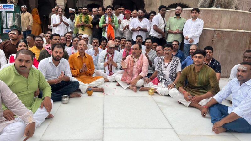 कारगिल विजय दिवस पर शहीदों को श्रद्धांजलि के बाद कांग्रेसियों किया ने बाबा विश्वनाथ का जलाभिषेक
