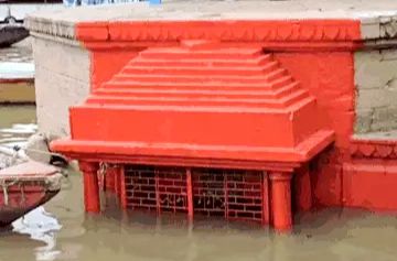 वाराणसी में गंगा का जलस्तर तेजी से बढ़ा, कई मंदिर डूबे, घाटों की सीढ़ियां जलमग्न