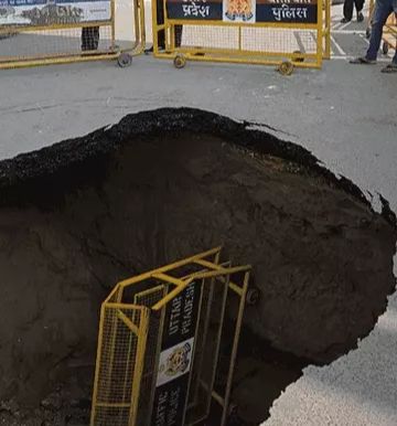 बारिश के बाद सड़कों की हालत खस्ता, वाराणसी-लखनऊ हाइवे पर धंसी सड़क, यातायात प्रभावित