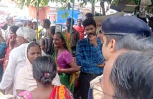 दुर्गाकुंड में देशी शराब ठेके के विरोध में महिलाओं का प्रदर्शन, पीएमओ जाने से रोका गया