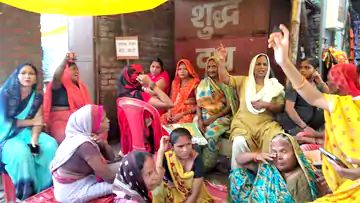 दुर्गाकुंड में शराब ठेके के खिलाफ महिलाओं का उग्र प्रदर्शन, धार्मिक और शैक्षिक माहौल बिगाड़ने का आरोप