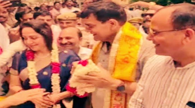 बांके बिहारी मंदिर कॉरिडोर पर बवाल: मंत्री एके शर्मा के दौरे पर सेवायतों और महिलाओं का विरोध, दर्शन भी बाधित