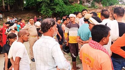 शव दाह के दौरान गंगा में डूबा युवक