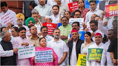 वोटर लिस्ट संशोधन पर संसद में विपक्ष का हंगामा, मोदी की मौजूदगी की मांग पर अड़ा इंडिया ब्लॉक