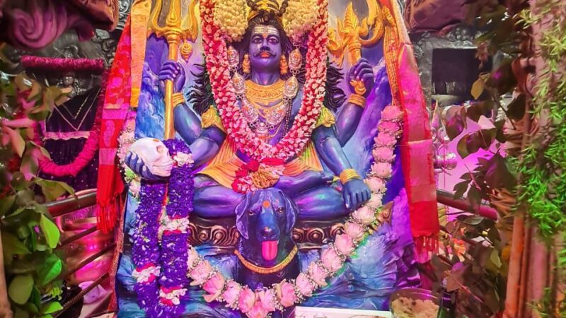 श्मशान भैरव के रूप में सजे काशी के कोतवाल